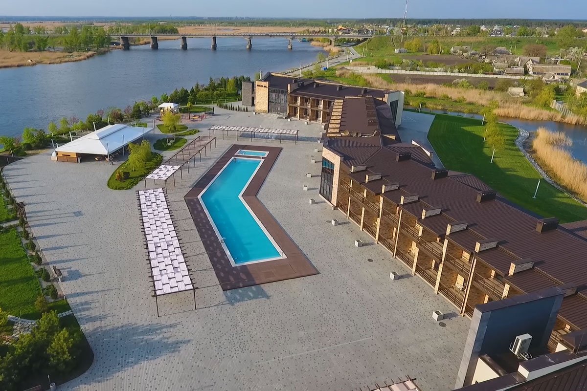 Если вы будете проживать на территории отеля, то посещение бассейна будет для вас бесплатным