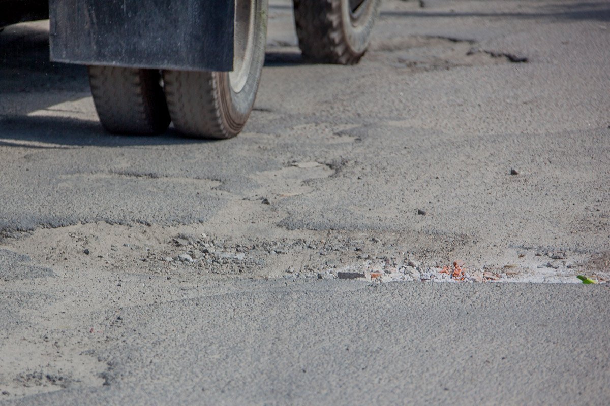 В этих ямах "утопают" не только легковые автомобили В этих ямах "утопают" не только легковые автомобили