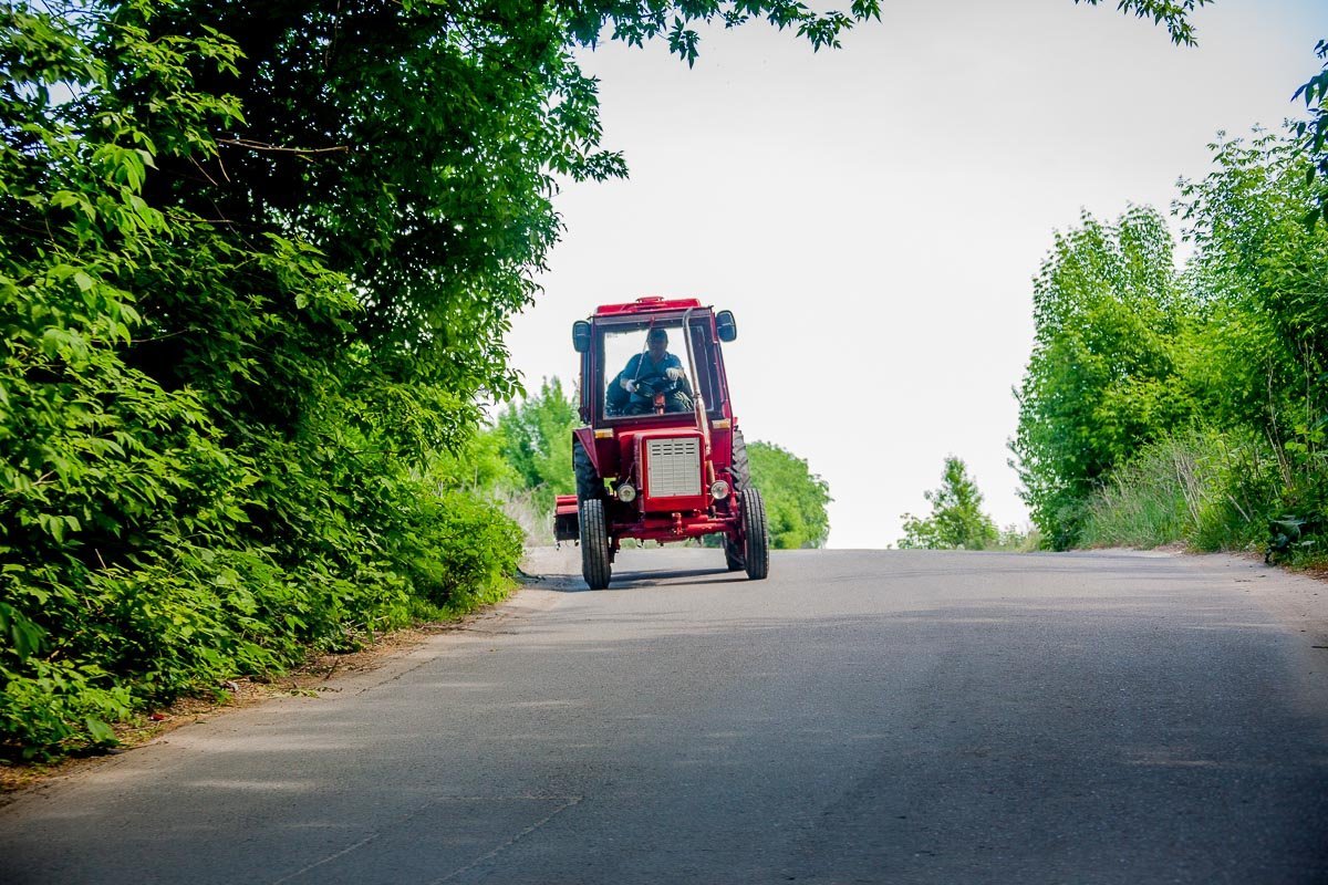 Здесь дорожное покрытие хорошо сохранилось после зимы Здесь дорожное покрытие хорошо сохранилось после зимы