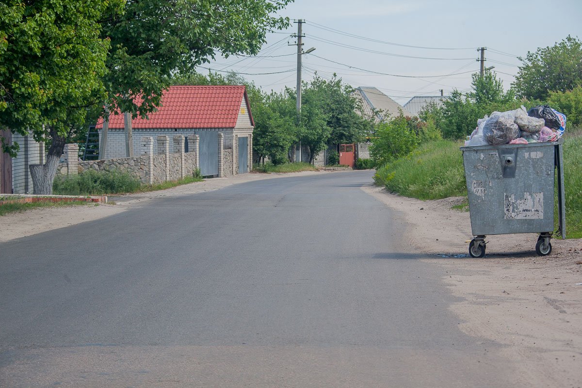 Тротуаров на этой улице нет Тротуаров на этой улице нет