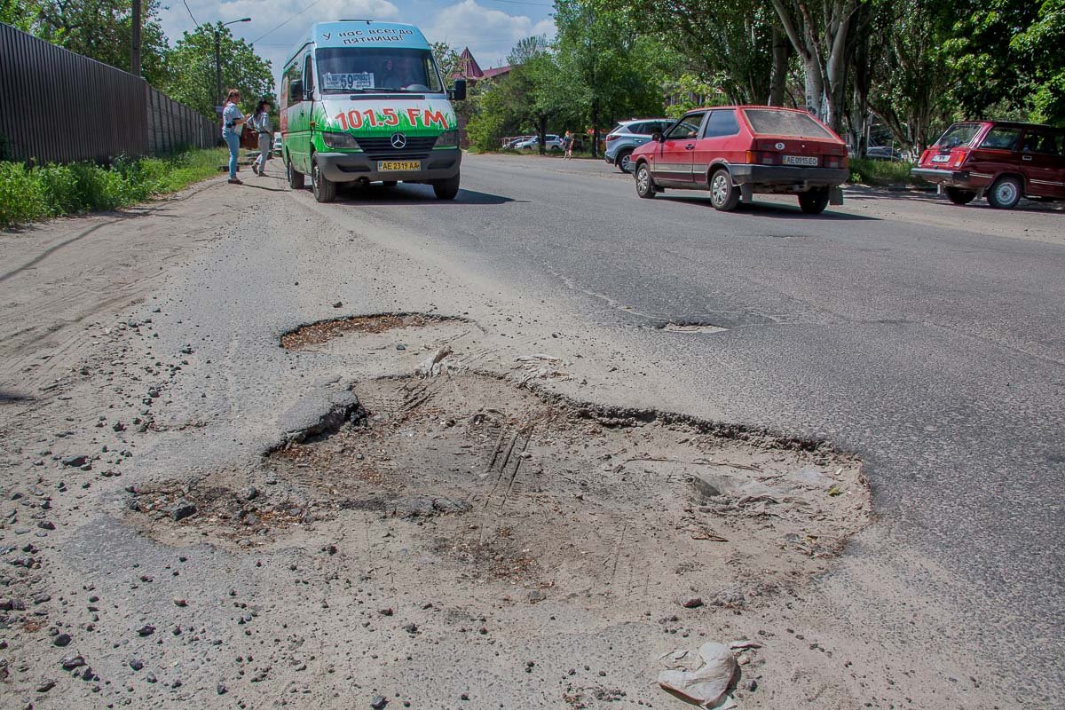 По этой отдаленной улице ежедневно проезжают тысячи автомобилей и автобусов