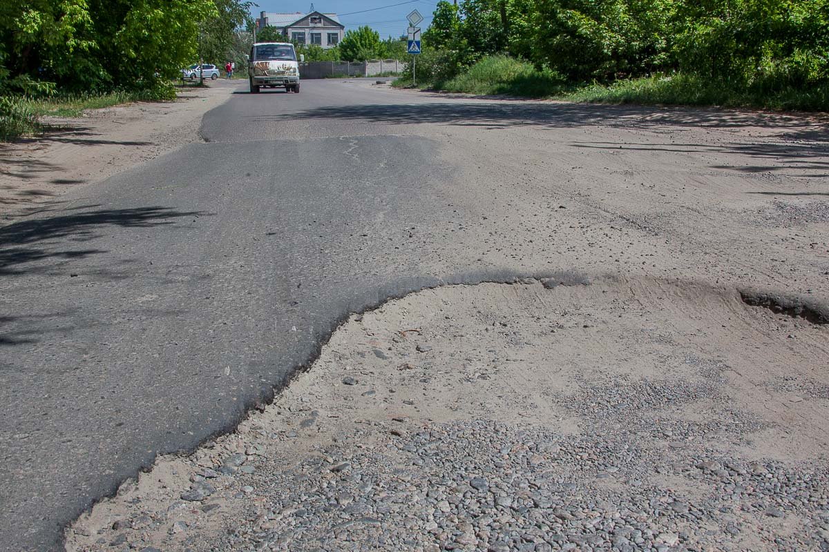 Назвать дорожное покрытие на улице Менделеева хорошим  — действительно сложно
