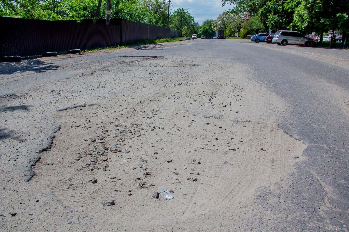 Большая часть дороги разрушена, а ямы большие и глубокие