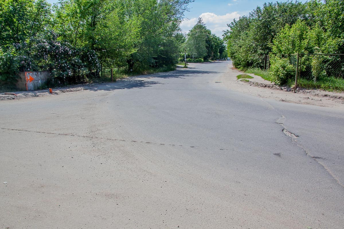 Иногда автомобилистам все же попадаются ровные участки дороги