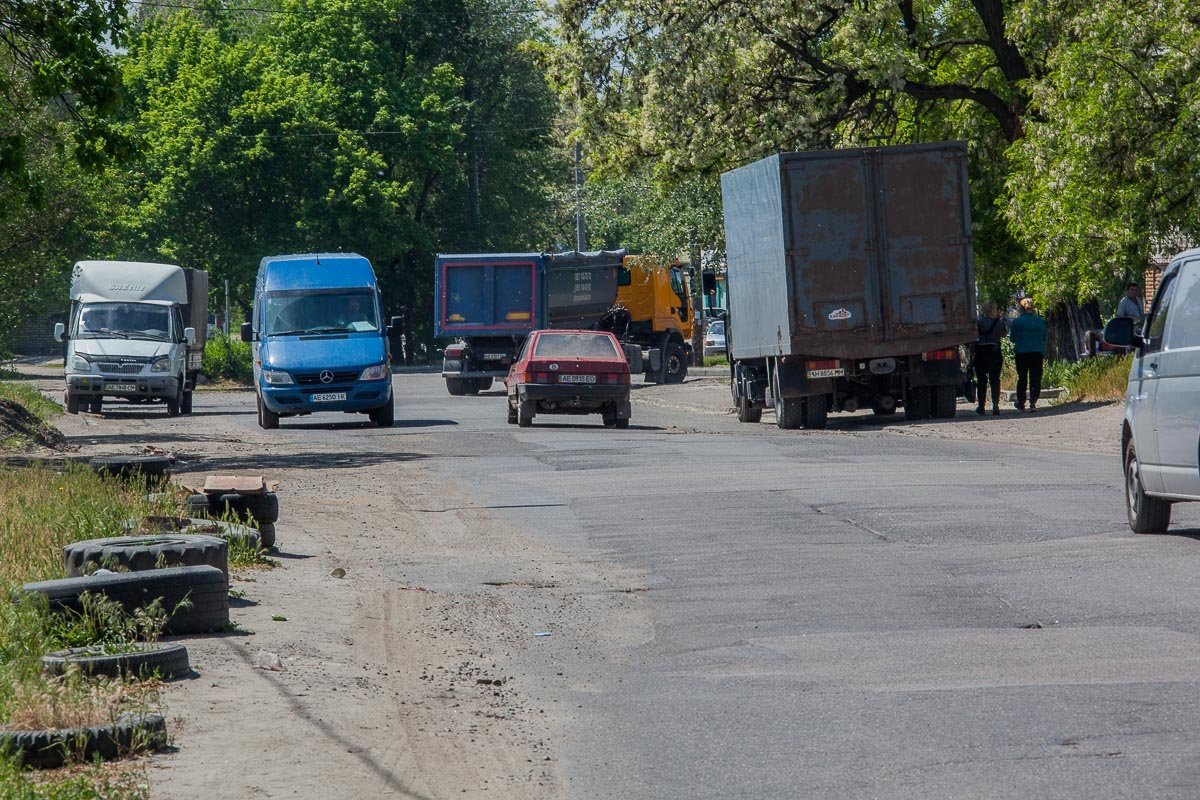 По улице сложно ехать и на машине, и на общественном транспорте