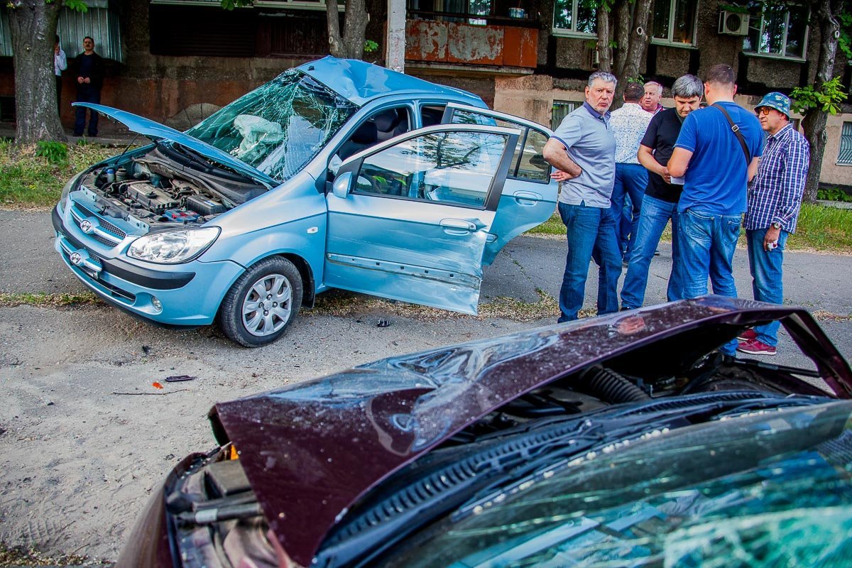 16 мая около 15:20 на улице Юрия Савченко, 72 произошло тройное ДТП 16 мая около 15:20 на улице Юрия Савченко, 72 произошло тройное ДТП
