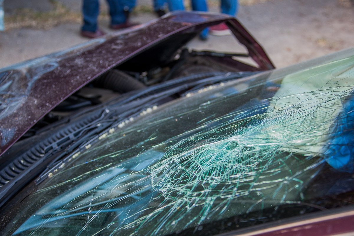У водителя Chrysler ушиб головы, в результате удара головой о лобовое стекло У водителя Chrysler ушиб головы, в результате удара головой о лобовое стекло
