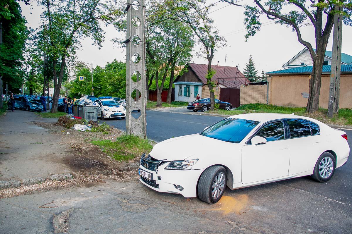 Lexus, выезжая с парковки, не пропустил Hyundai и ударил его в левый бок Lexus, выезжая с парковки, не пропустил Hyundai и ударил его в левый бок