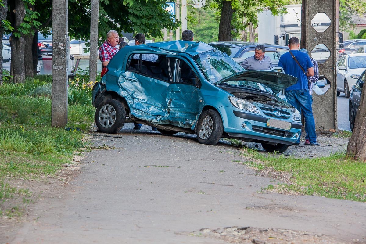 Hyundai развернулоло и выкинуло на встречную полосу, задев боковой частью Chrysler Hyundai развернулоло и выкинуло на встречную полосу, задев боковой частью Chrysler