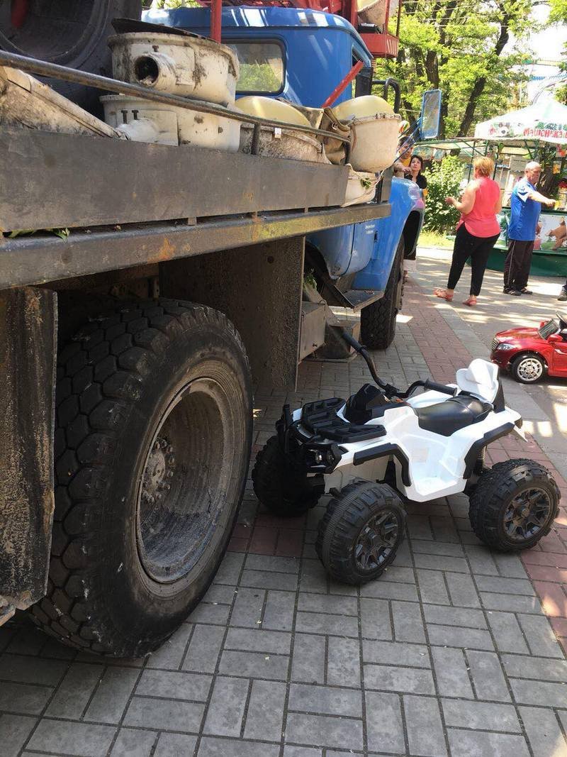 16 мая на Монастырском острове водитель коммунального ЗИЛа наехал на квадроцикл