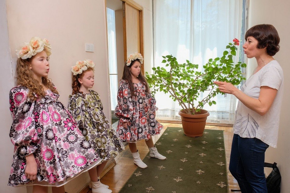 В коридорах репетируют вокалисты, музыканты, актеры