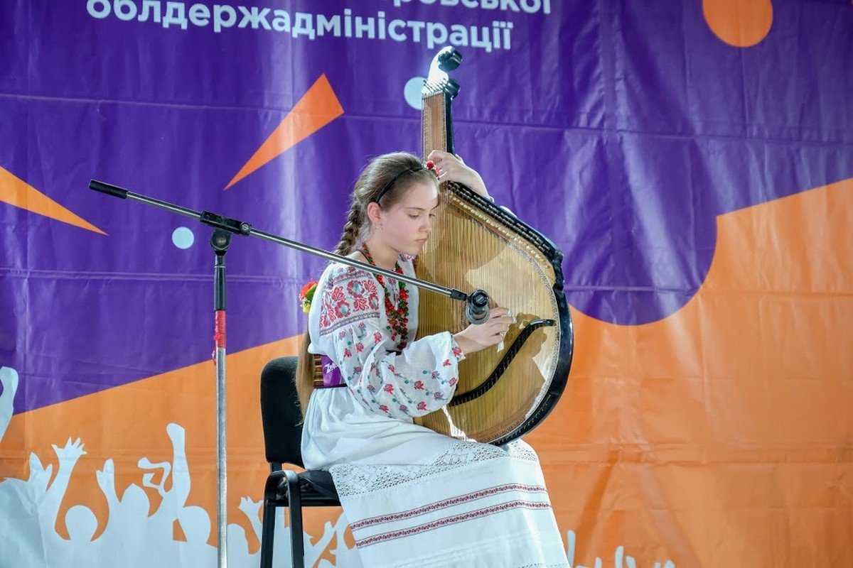 10-летняя Варвара Сизова из Покрова покоряет игрой на бандуре