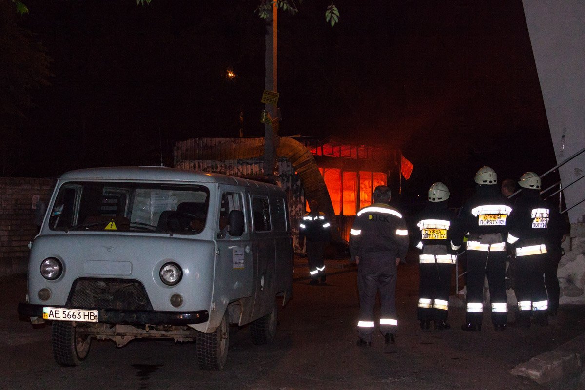Пожарные не могли приступить к ликвидации, поскольку над киоском висел кабель электросети