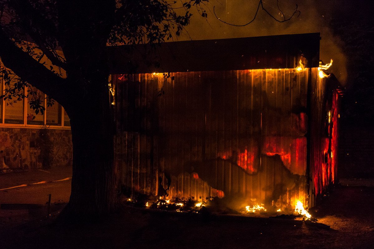 От высокой температуры начала раскаляться обшивка магазина