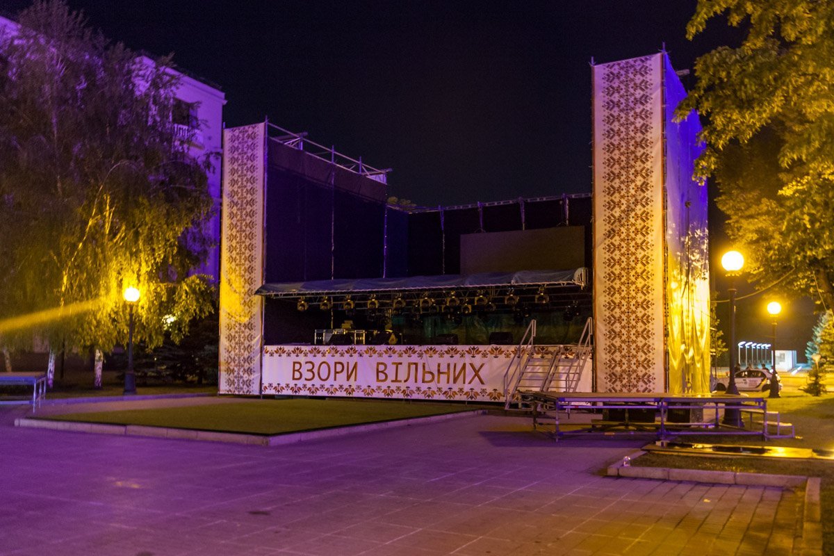 Сцена готова к насыщенному дню Сцена готова к насыщенному дню