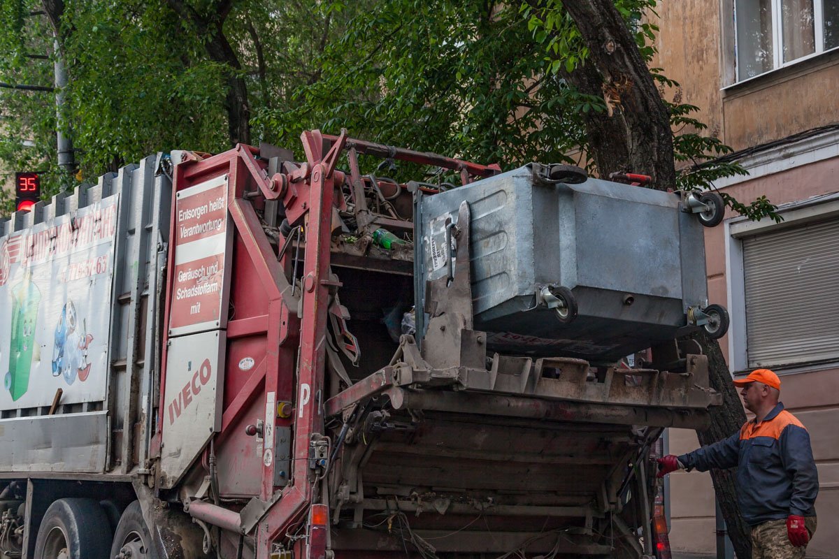 Убирают мусор на Яворницкого Убирают мусор на Яворницкого