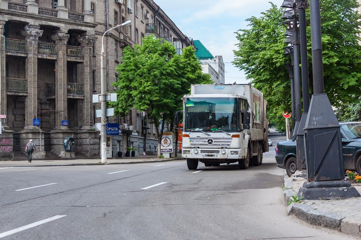 Активно вывозить мусор коммунальщики стали под утро Активно вывозить мусор коммунальщики стали под утро