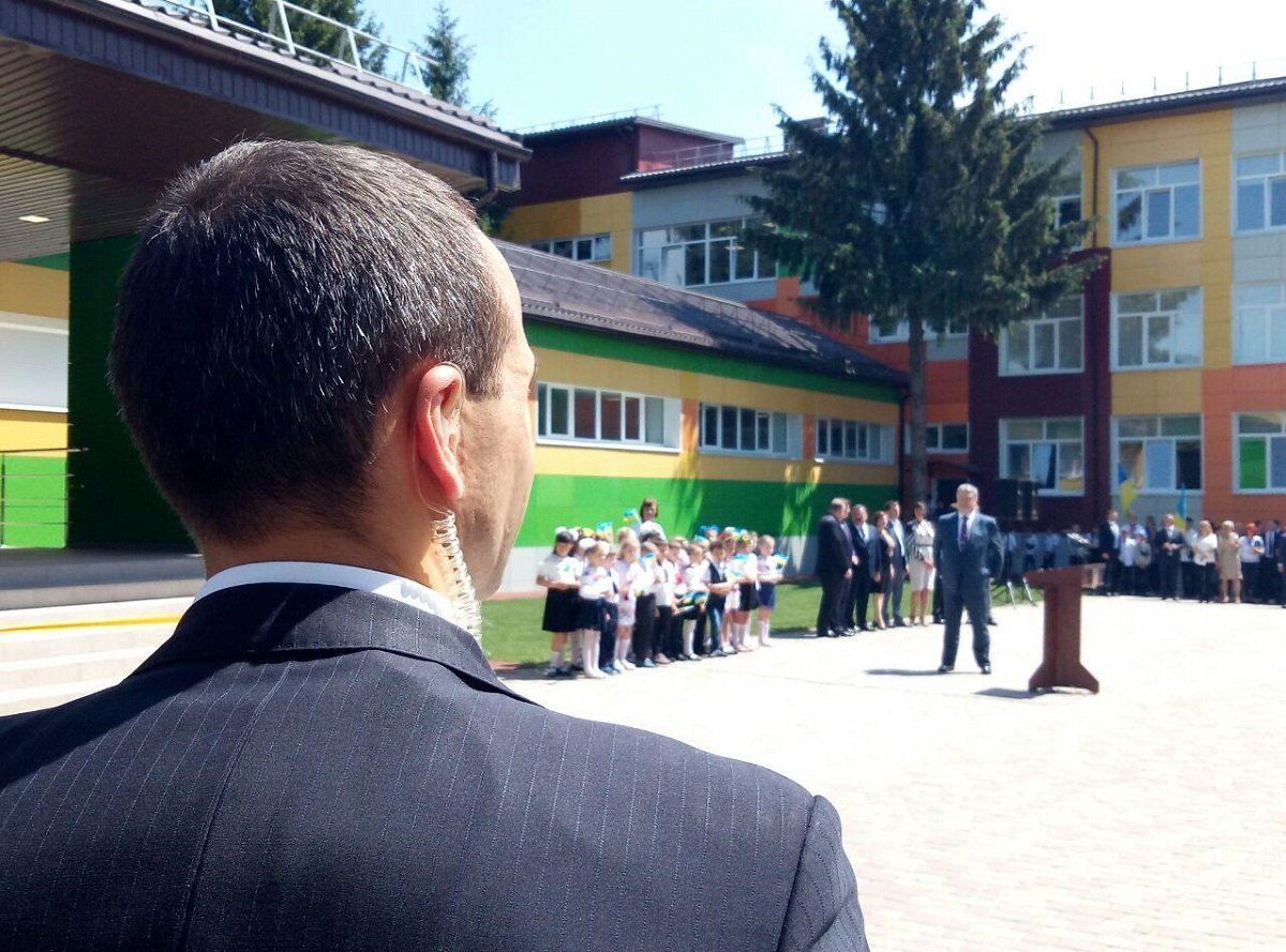 Петр Порошенко побывал на открытии опорной школы в поселке возле Днепра 1