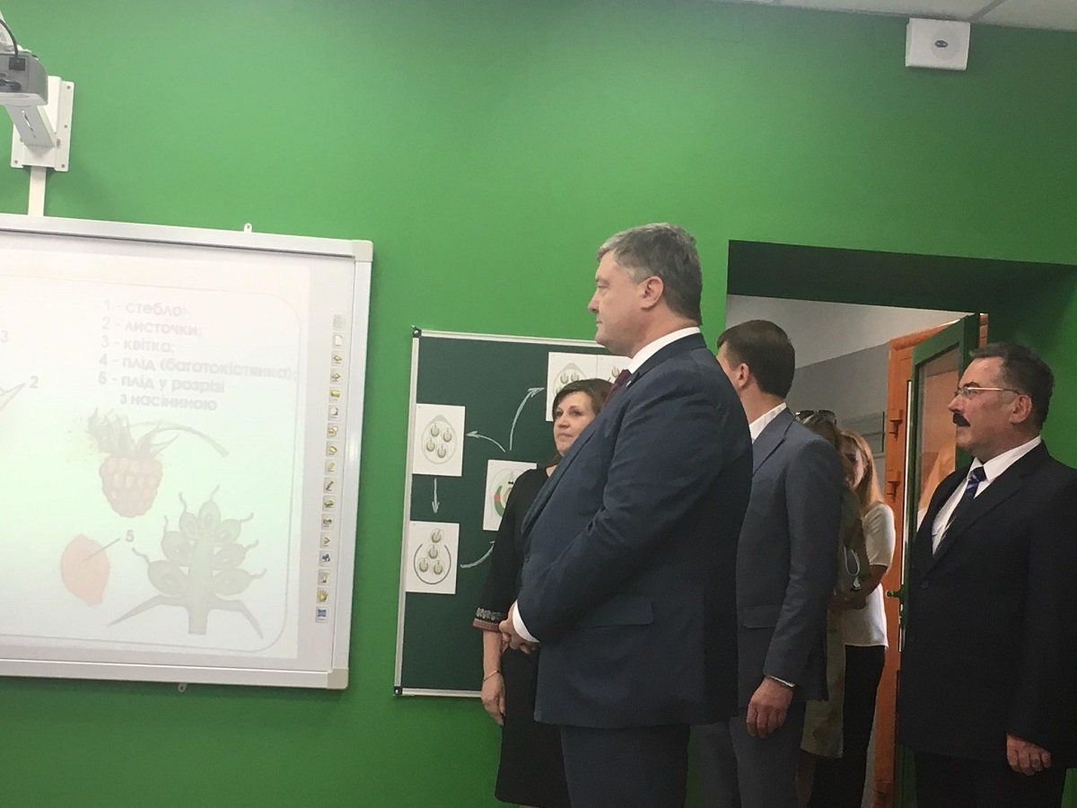 Петр Порошенко побывал на открытии опорной школы в поселке возле Днепра 12