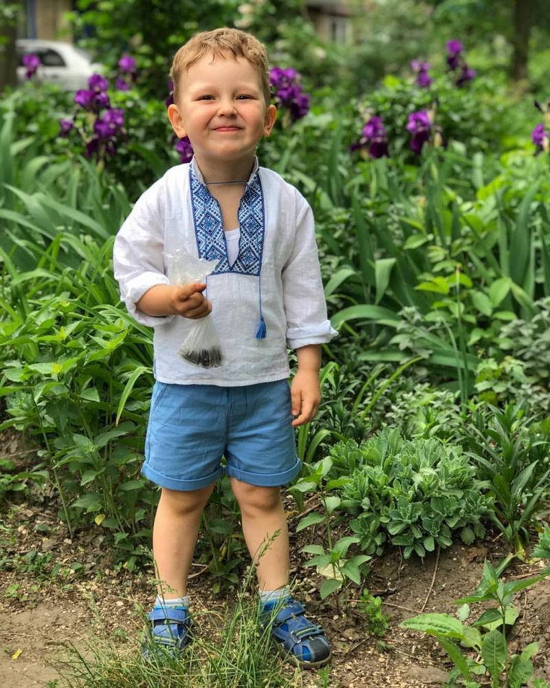 Малыши также не прочь примерить вышиванку