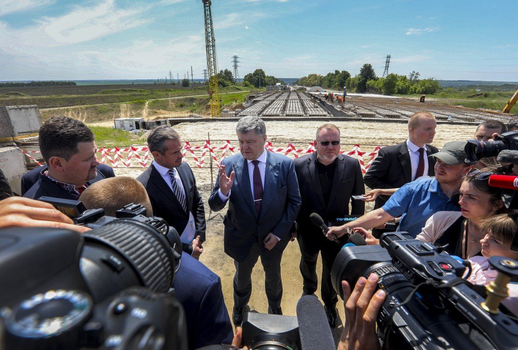 Президент Украины Петр Порошенко на инспекции областной дороги в Днепре Президент Украины Петр Порошенко на инспекции областной дороги в Днепре