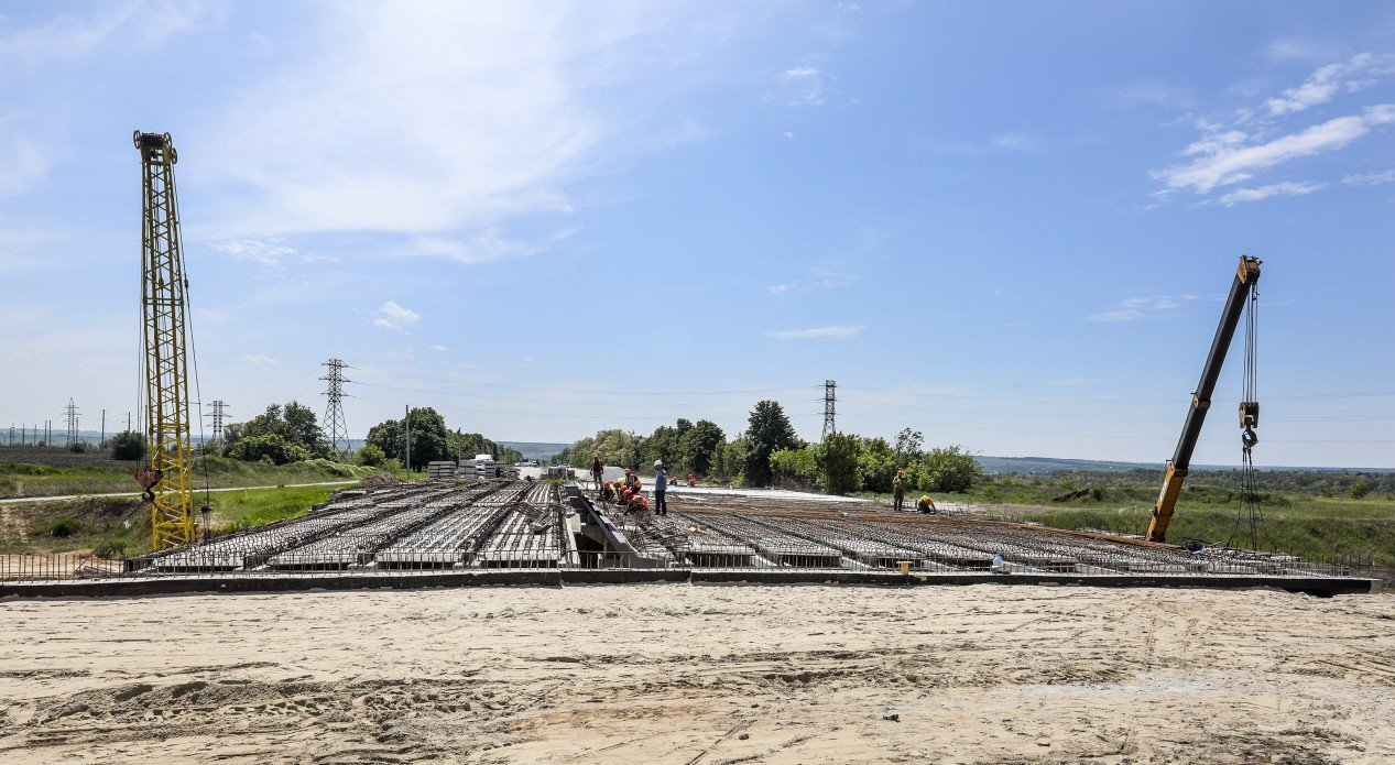 В Днепре Президент Украины Петр Порошенко проверил ход строительства объездной дороги 8