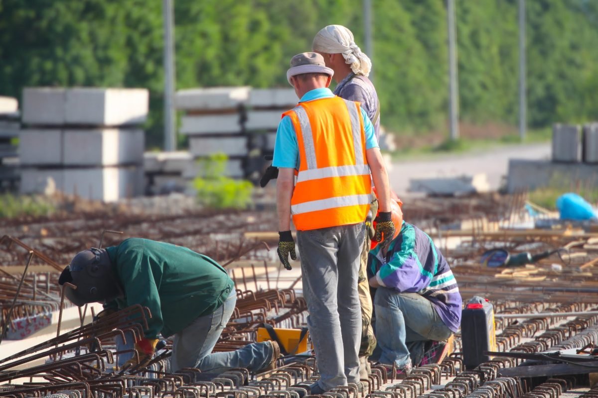 Рабочие на стройплощадке Рабочие на стройплощадке