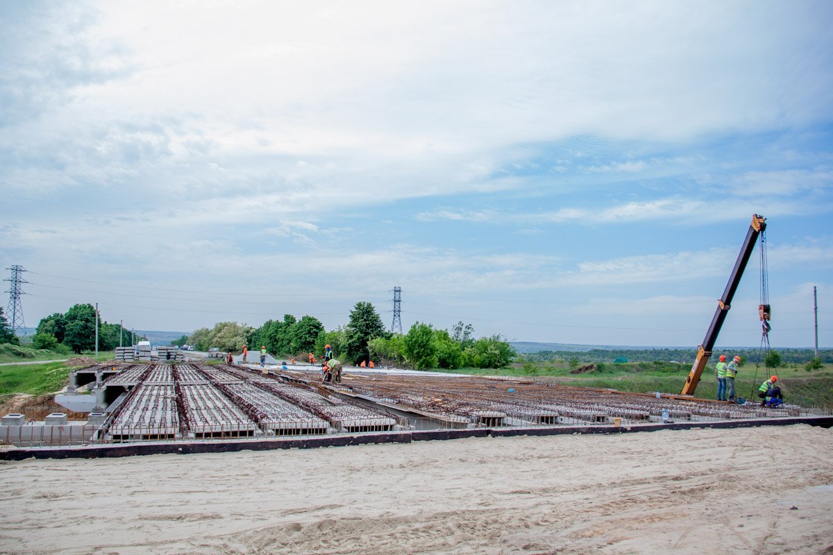 Дорогу строят по современным технологиям Дорогу строят по современным технологиям