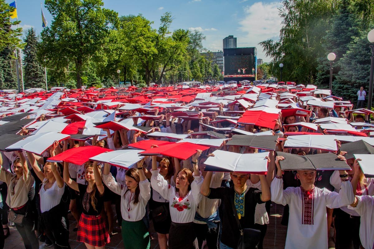 Раз за разом участники переворачивали картонный модуль, составляя узоры