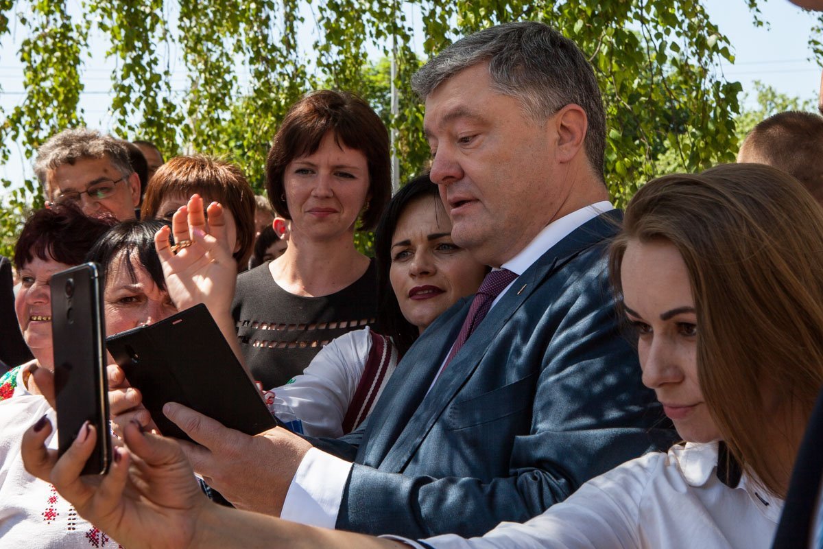 Дети простояли под палящим солнцем практически два часа