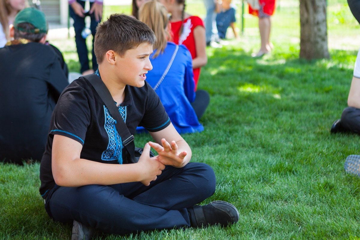 Дети, отстоявшие длительную линейку, выглядели измученными