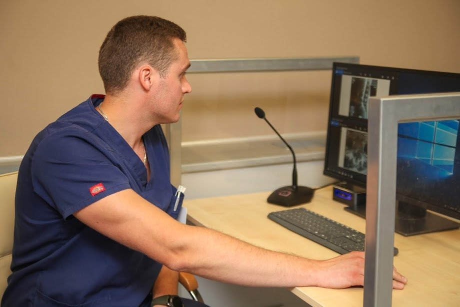 Врачи могут следить за процессом, задавать вопросы и комментировать процесс