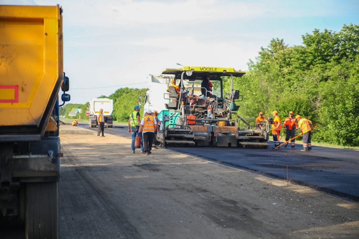 По словам подрядчиков, работы планируют закончить до конца лета