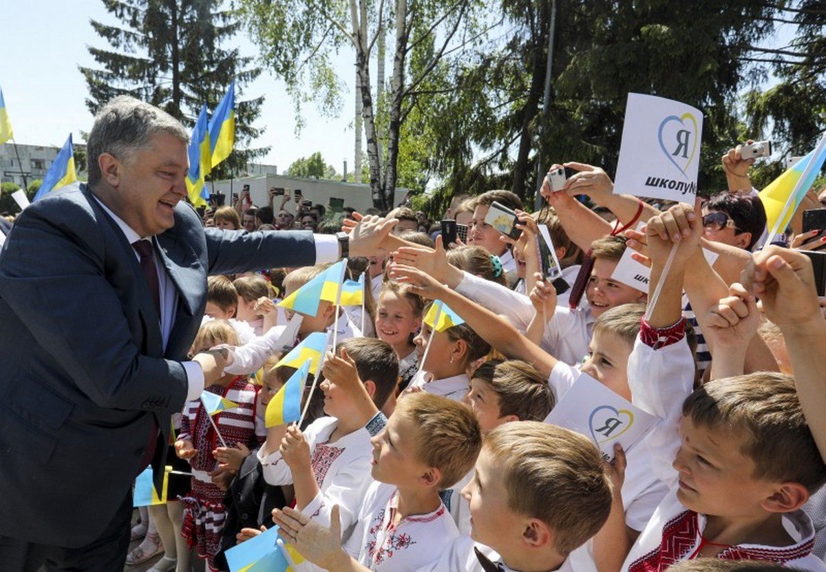 Президент выступил с традиционной речью и прошелся по кабинетам обновленного учебного заведения