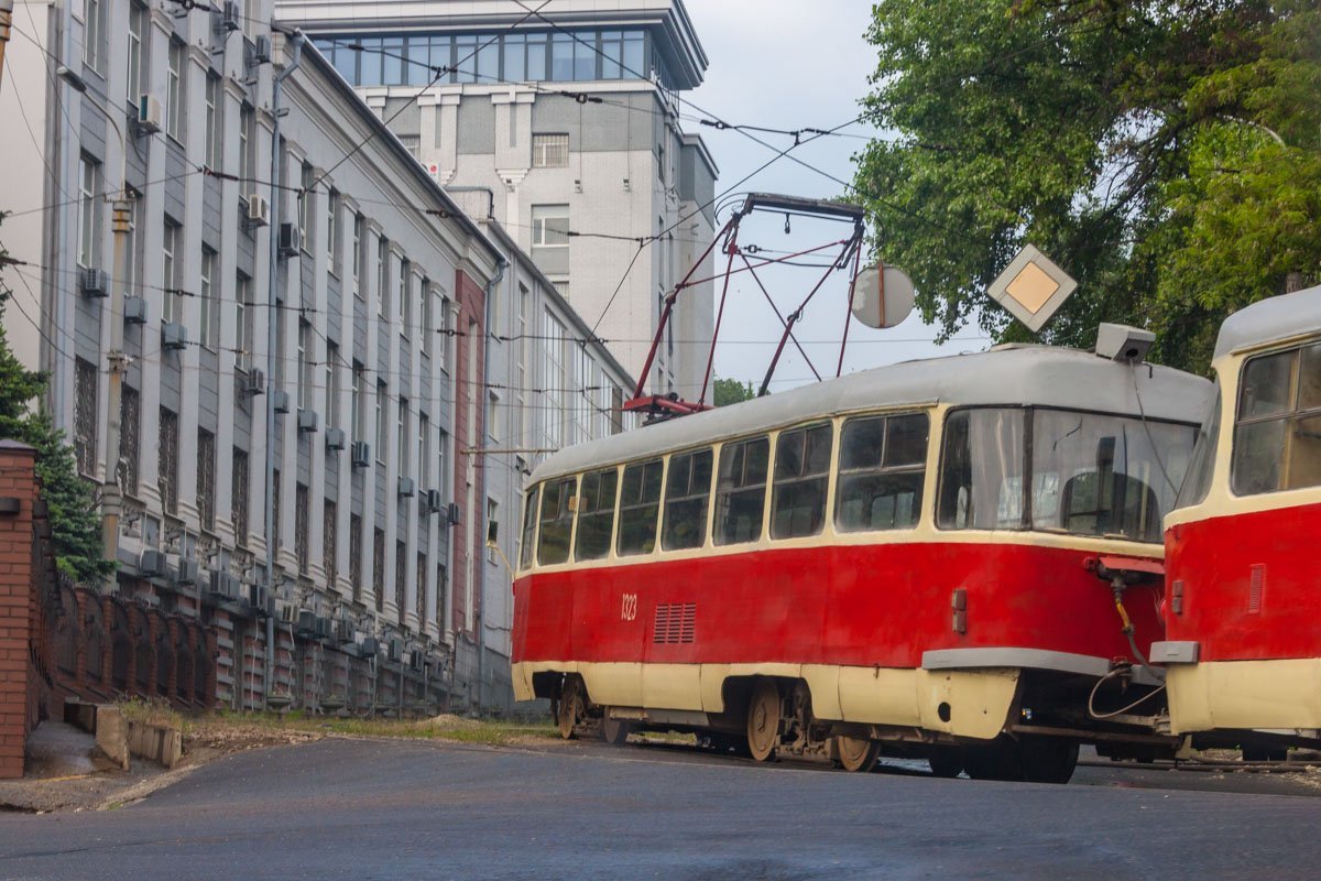 Трамвай закрыл большую часть дороги