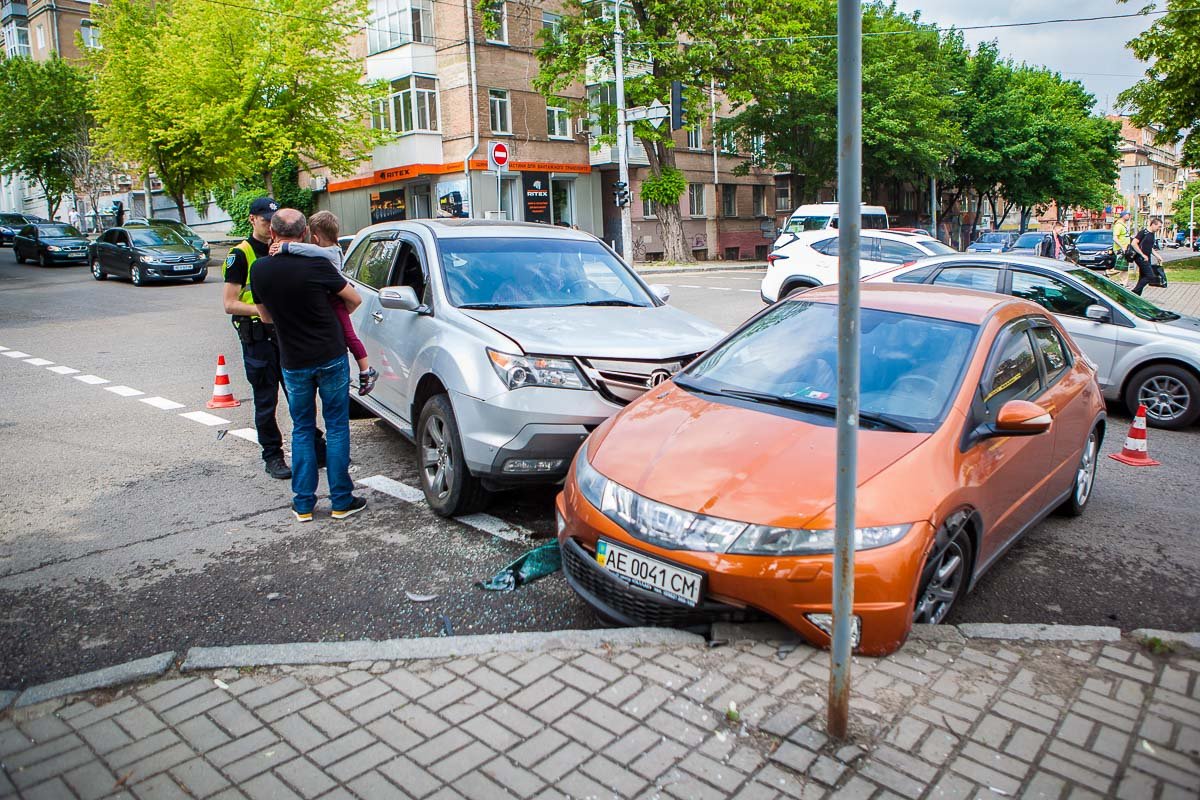 В автомобиле Honda ехали женщина с ребенком