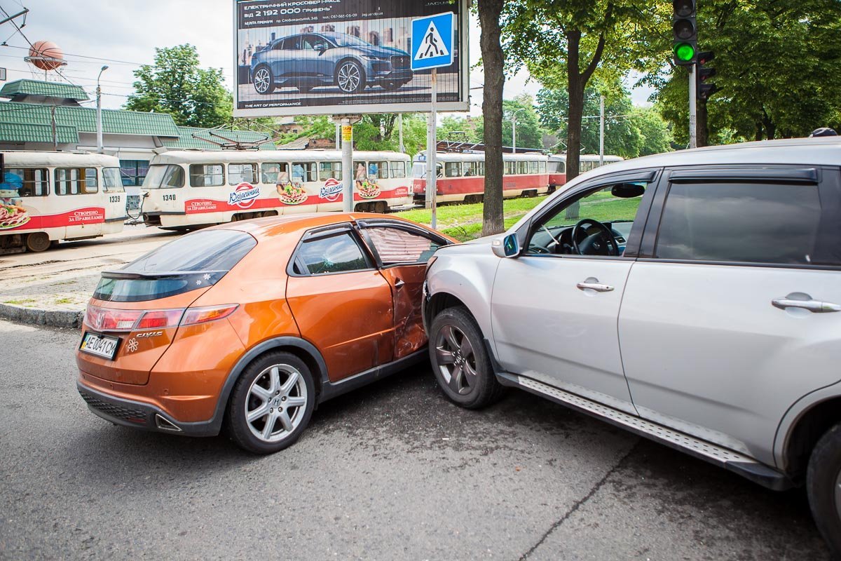 Оба авто получили серьезные повреждения