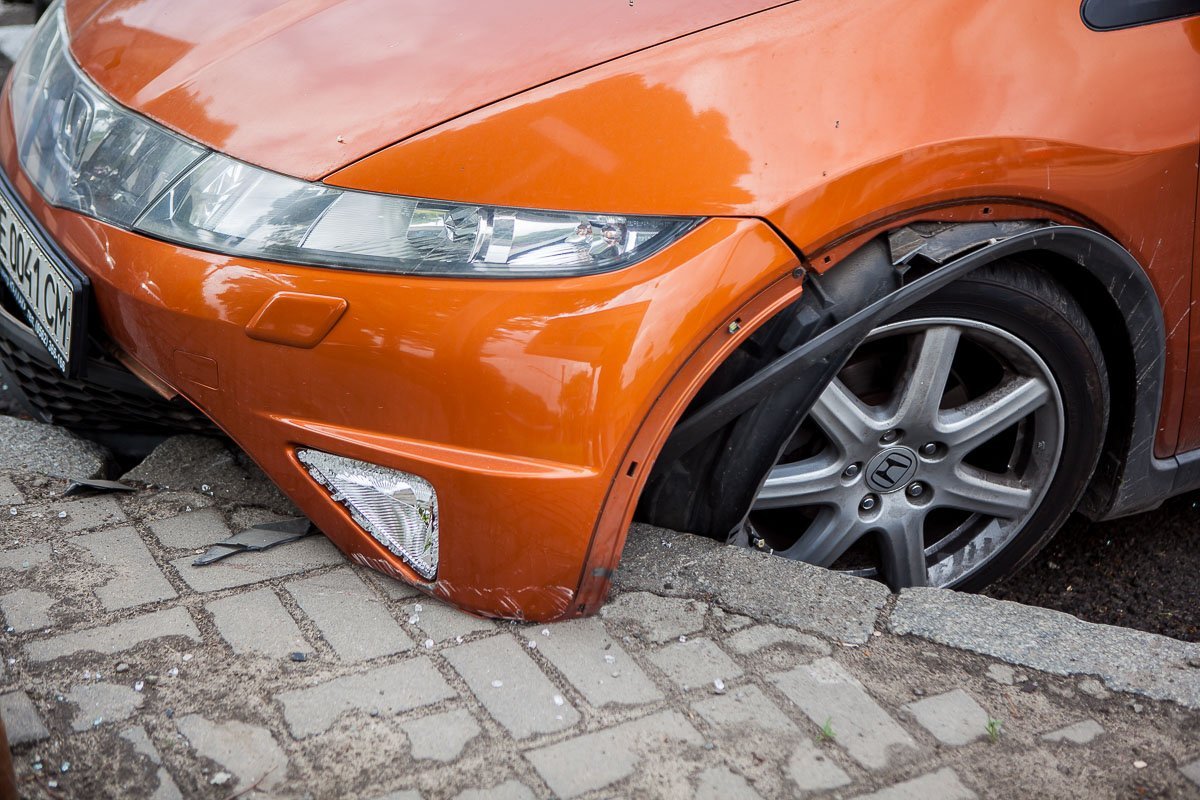 От удара авто Honda откинуло в бордюр 