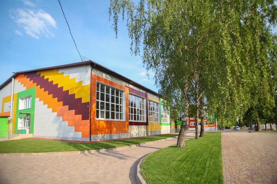 Школа заиграла яркими красками