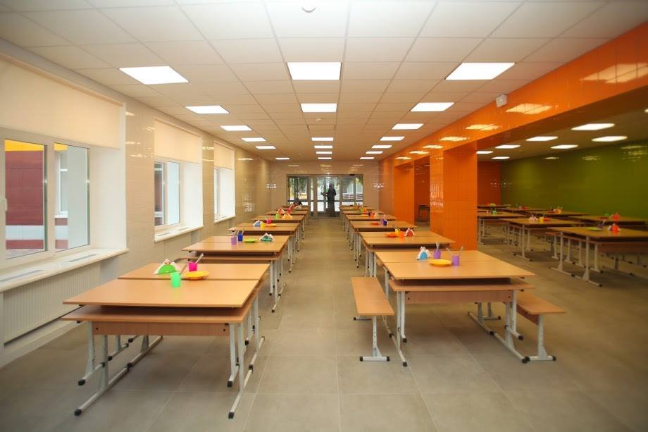 Яркая и просторная столовая