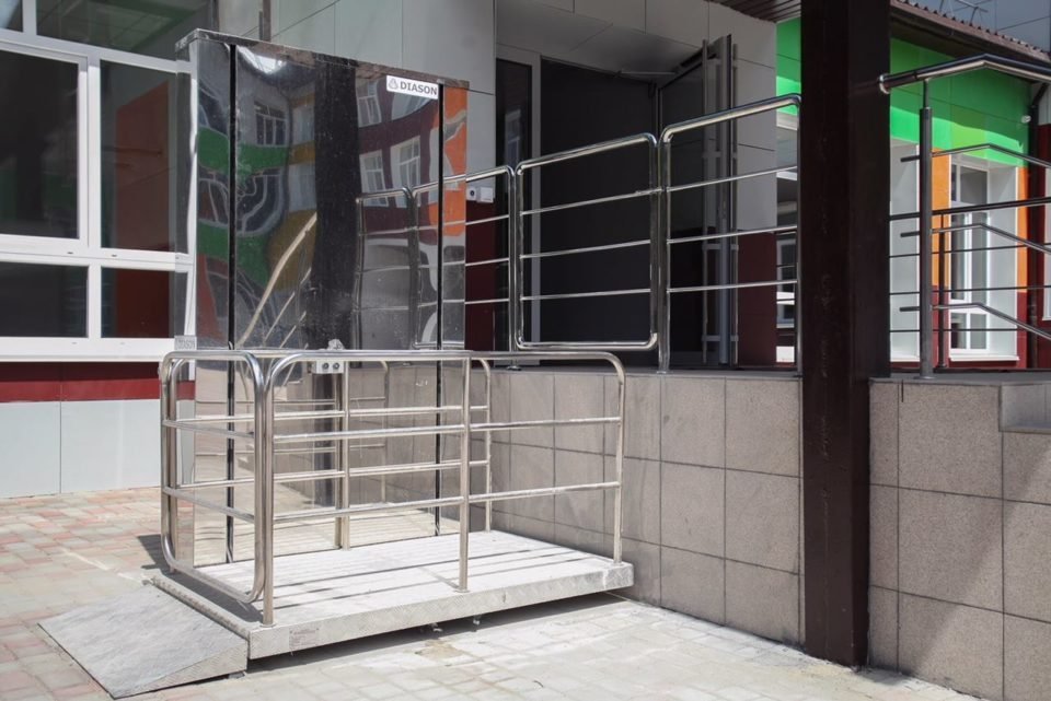 В школе установлены подъемники для маломобильных людей