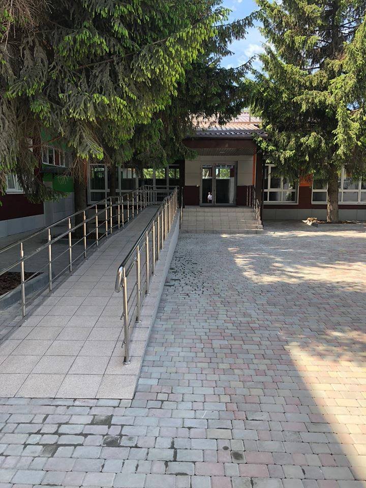 Пандус на входе в инклюзивно-ресурсный центр