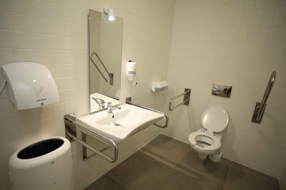 Туалеты также приспособлены для людей с инвалидностью