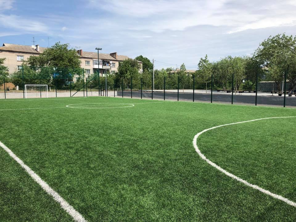 Новенькое футбольное поле с искусственным покрытием