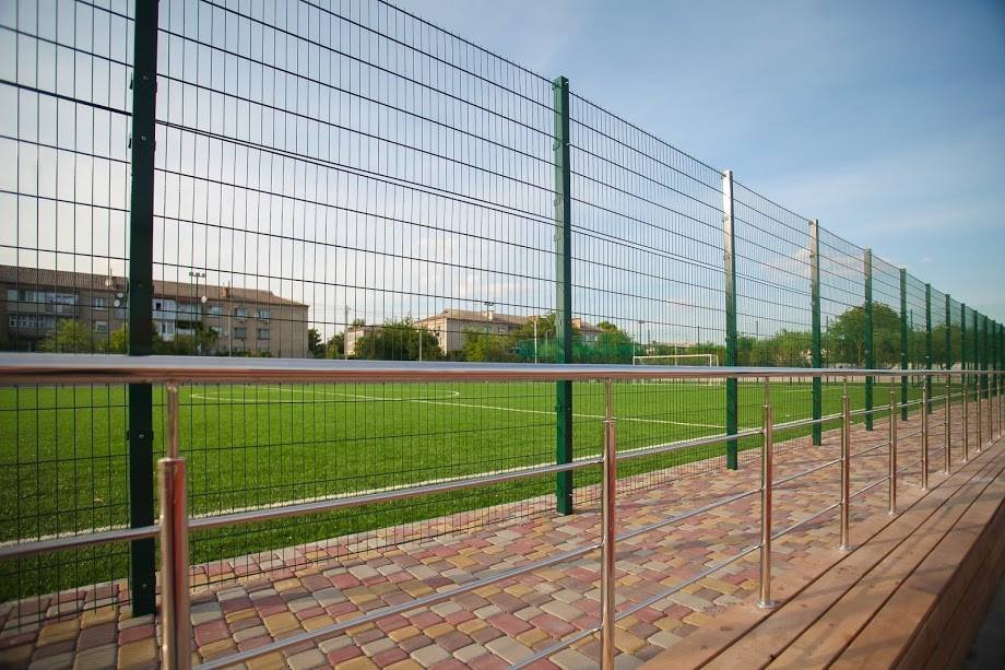 На этом стадионе уже прошел первый матч между школьниками и чиновниками