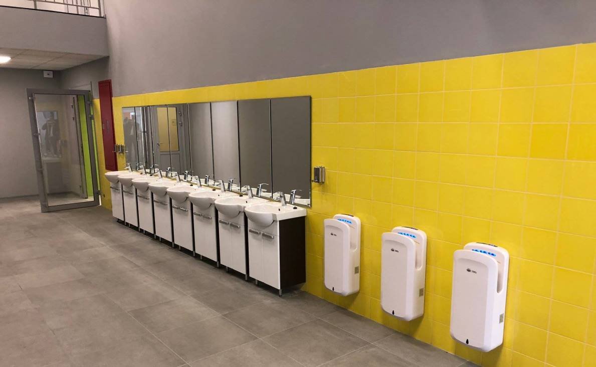 Вход в школьную столовую