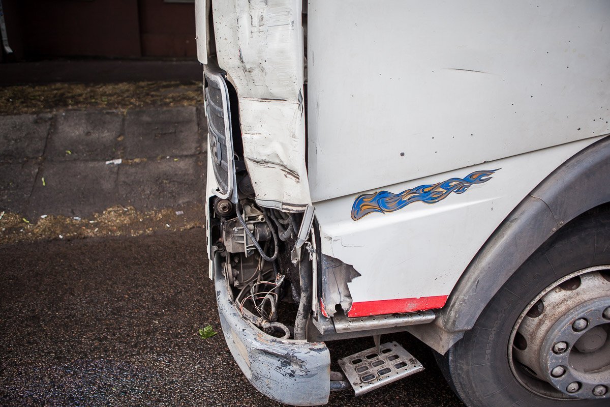 На пересечении улицы Авиационной и проспекта Ивана Мазепы грузовой автомобиль Volvo врезался в Fiat Doblo На пересечении улицы Авиационной и проспекта Ивана Мазепы грузовой автомобиль Volvo врезался в Fiat Doblo