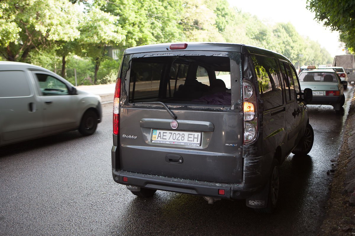 У автомобиля Fiat от удара вылетело заднее стекло, а само авто откинуло на несколько метров вперед У автомобиля Fiat от удара вылетело заднее стекло, а само авто откинуло на несколько метров вперед