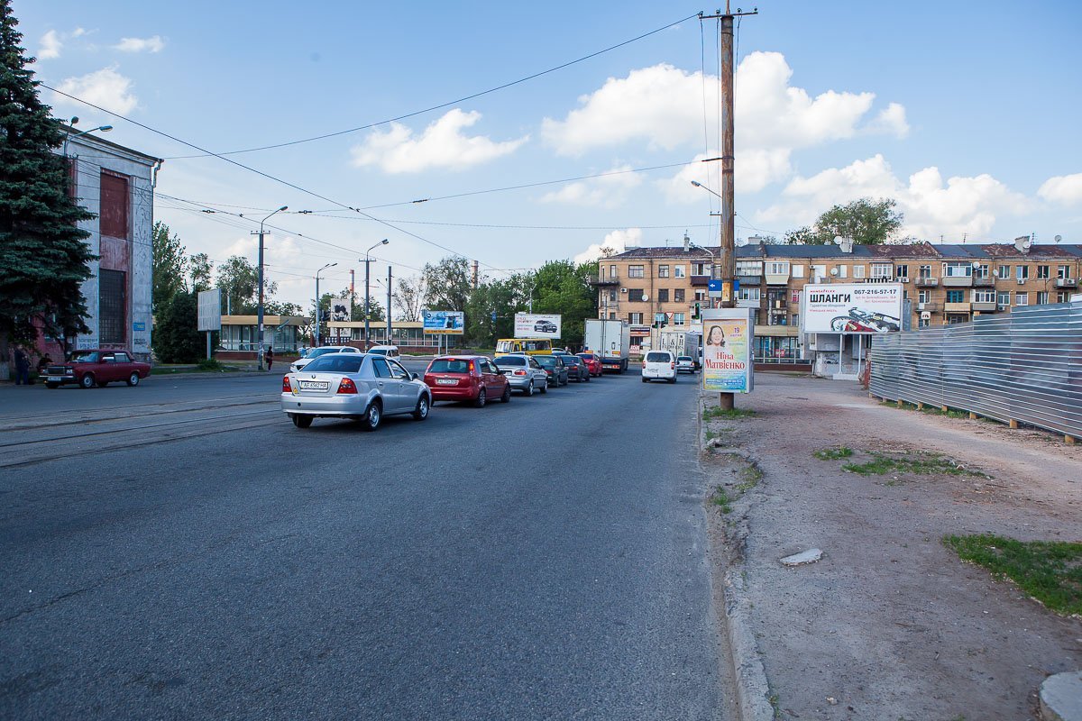 По этой улице ежедневно проезжают автобусы, маршрутки и прочие автомобили