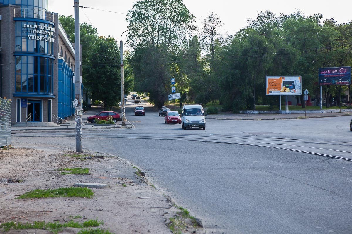 Вдоль дороги расположены частные дома и Днепровский гуманитарный университет